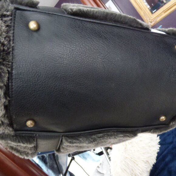 TAMARIS GOTH FAUX FUR LARGE HANDBAG WITH COMPARTMENTS AND TARTAN CHECK LINING - Picture 6 of 13